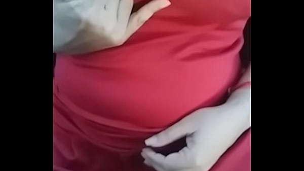 Minha esposa goza nos dedos do motorista e depois faz sinalzinho para corno sorrir 