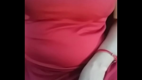 Minha esposa goza nos dedos do motorista e depois faz sinalzinho para corno sorrir 