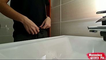 Play MP4 - A large portion of urine in the washbasin from a guy