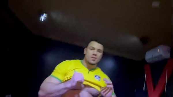 Safadao Lucas ALves, o rei da espiga, brinda a chegada do novo ano 