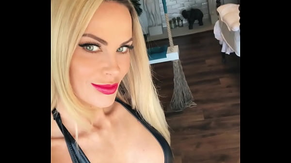 Nonton Woman In Fetish Gear Showing Off In Window thumbnail