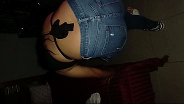 Despu&eacute_s de la fiesta, mi cu&ntilde_ada viene a mi habitaci&oacute_n para follar.