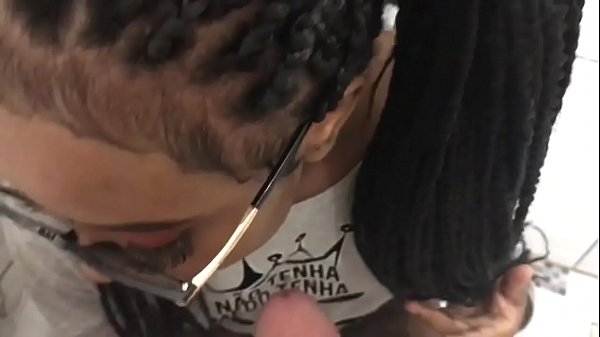 Fui flagradana siririca no banheiro_e levei duas gozadas seguidas na cara. {veja no RED}