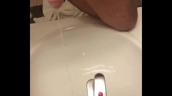Play MP4 - Piss in sink