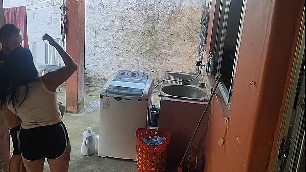 esposa saiu e a empregada n&atilde;o resistiu ao meu pau ereto 