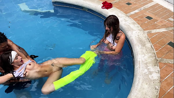 Seduzco a dos de mis estudiantes en medio de la clase y termino follandolas duro en la piscina