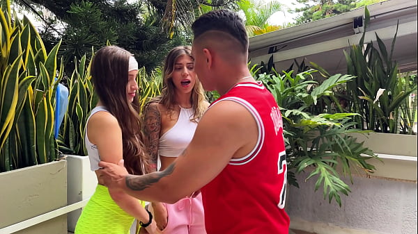 Seduzco a dos de mis estudiantes en medio de la clase y termino follandolas duro en la piscina