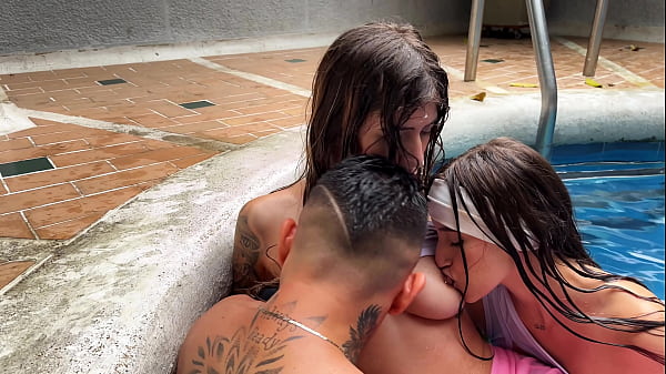 Seduzco a dos de mis estudiantes en medio de la clase y termino follandolas duro en la piscina 