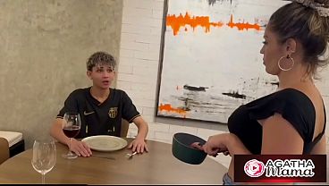 Coroa Safada Fode novinho e pede pra Nao Contar para ninguem Milf safada ve o pauzao enorme de novinho fode como uma casada safada e trai o corno manso dentro da propria casa