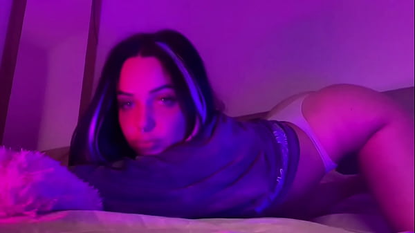 Play MP4 - Tiene sexo telefonico y le da tanto calor que termina en la ducha