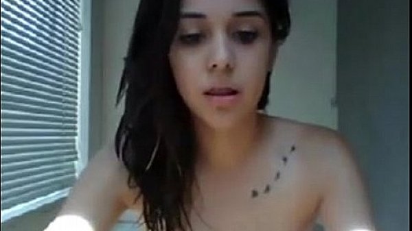 Pretty amateur hottie fingers and toys her cunt in the bath 