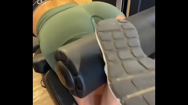 Gym time! #brazilian #housewife #LUNA #sexy #gym #gymtime #sunday #legday #morena #brunette #GoodMorning 