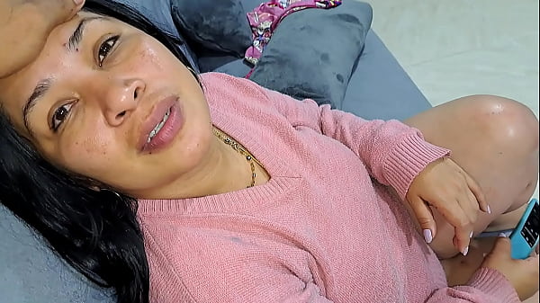 La puta de mi madrastra me chupa la polla en el sillon 