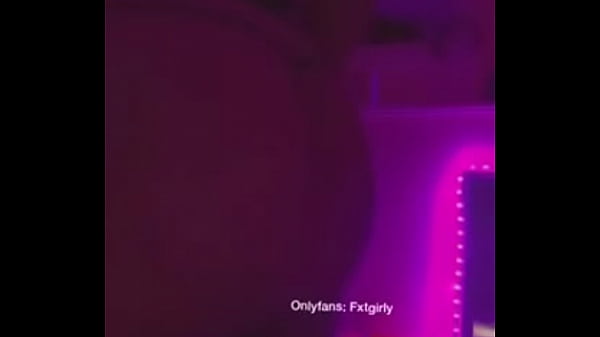 Meneando un poco el culo linda tanga no