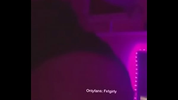 Meneando un poco el culo linda tanga no