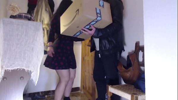 Amateur oral sex surprise to delivery guy 