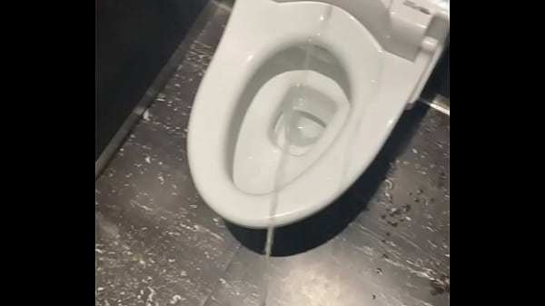 男子大学生がトイレにおしっこ