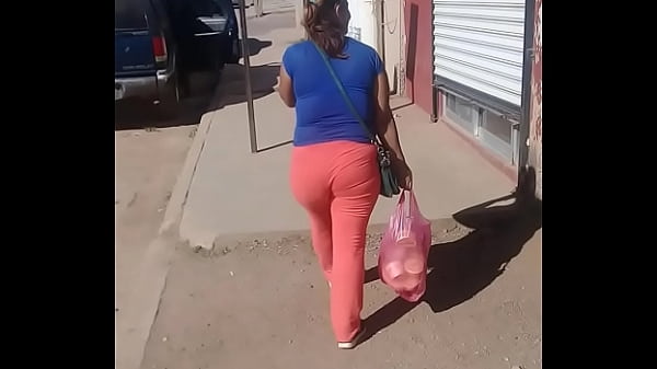 Nalgona caminando 