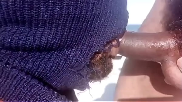 Encontrei o Guarda vida musculoso nas dunas e fiz ele de putinha, macetando fundo 