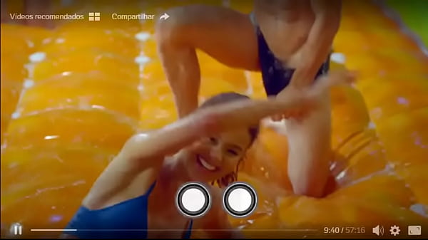 Modelos puxa sunga e mostra pentelho na tv