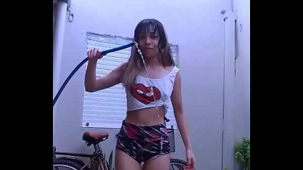 Bonneyuwu - 3:16 mojandome en el patio con agua helada 