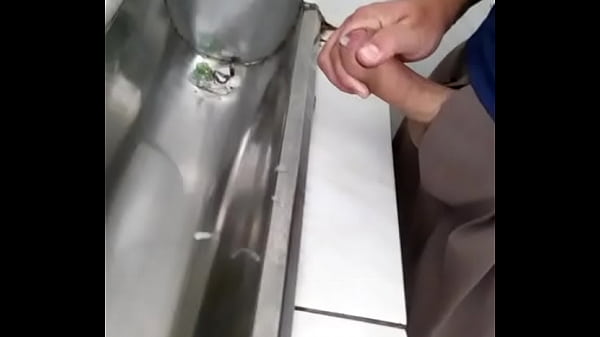 Gaucho pilchado em banheiro 