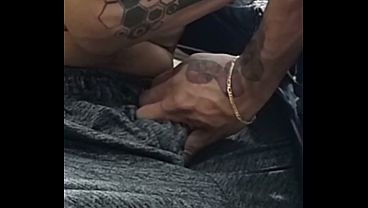 M&atilde_o boba durante a tatuagem