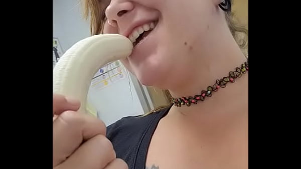Nonton Kat Easily Swallows 10 Inch Banana thumbnail