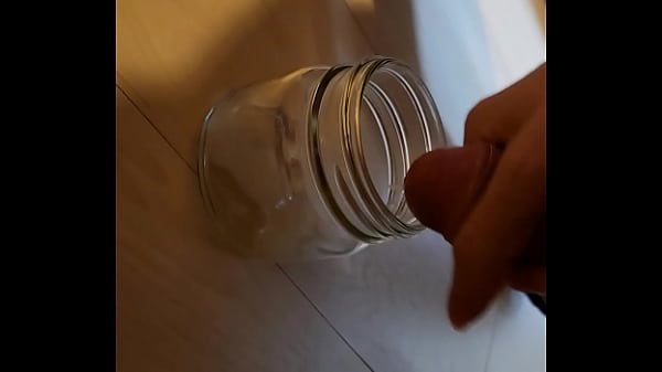 瓶の中に射精する日本人 