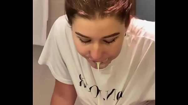 Минет в ванне во время чистки зубов Кончил на лицо