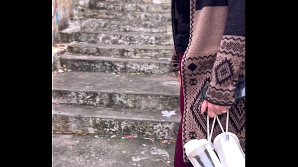 Patricinha da buceta Rosa subindo o morro louca de tes&atilde;o pra dar a bucetinha ! 