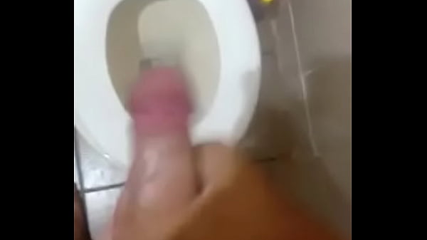 Novinho gozando no banheiro