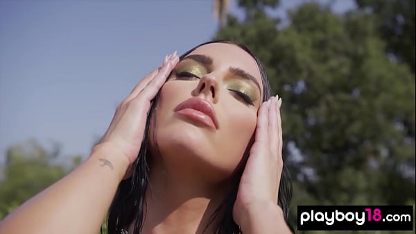 Nonton Smoking Hot Big Boobed Naked Muse Jumps Into The Pool thumbnail