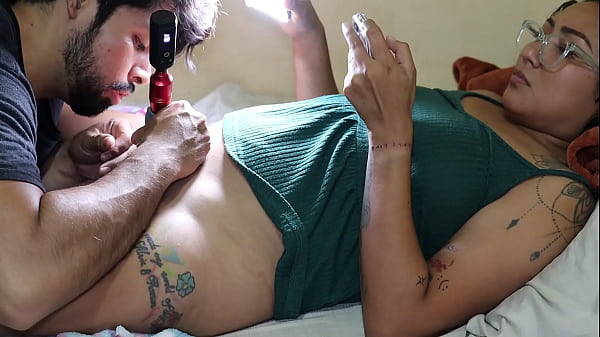 Tatuando panochita rica y paga con corrida interna