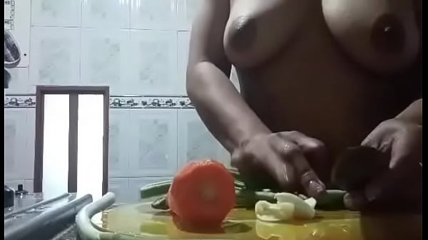 La Pastora Cocinando Con Las Tetas Al Aire. thumbnail