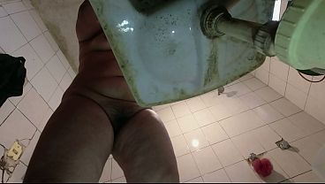 Estudiante voyeurista se desnuda frente a su padrastro solo para provocarle una erecci&oacute;n 