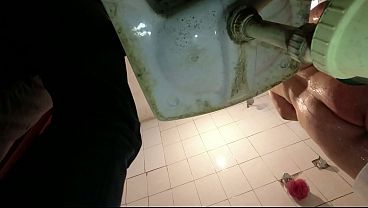 Estudiante voyeurista se desnuda frente a su padrastro solo para provocarle una erecci&oacute;n 