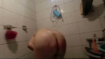 Estudiante voyeurista se desnuda frente a su padrastro solo para provocarle una erecci&oacute;n 