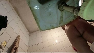 Play MP4 - se&ntilde;or pervertido se mete al ba&ntilde;o cuando me estaba quitando el uniforme de la escuela&comma; Me gusta sentirme observada