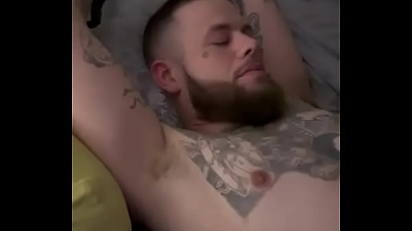 Ele Me Amarrar E Pôs O Pau Na Minha Boca Enquanto Via Pornô