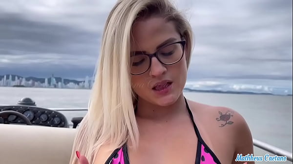 Nonton Loira Casada N&atilde;o Aguenta De Tes&atilde;o E Fode Marinheiro No Pelo Em Passeio De Lancha thumbnail