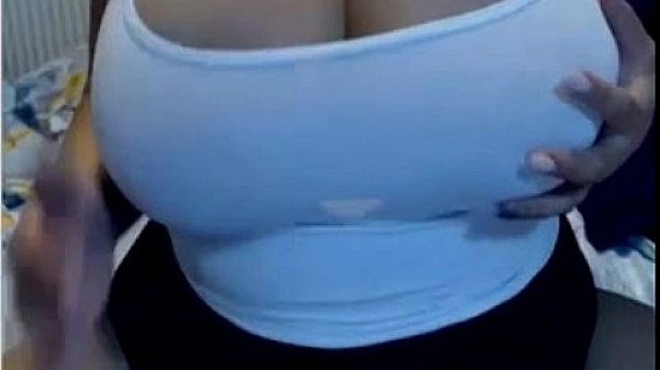 Nonton Bbw Showing An Licking Her Tits thumbnail