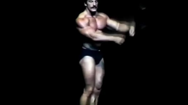 Mike Mentzer amassando peso gym