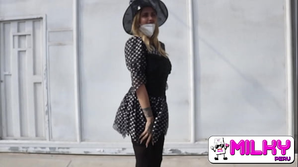 Play MP4 - FREE VIDEO - Si me das unos caramelos te chupo la pinga&excl;&excl; Tetona en la calle