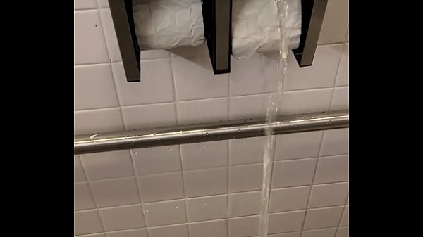 Play MP4 - Toilet piss-up