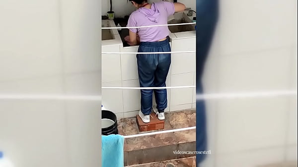 Play MP4 - Despierto Y Encuentro A Michell Prima De Valery En La Casa&period; Estaba Lavando&excl; No Resist&iacute; As&iacute; Que Tuvimos Sexo Antes Que LLegaran Mis Padres De La Calle &excl;