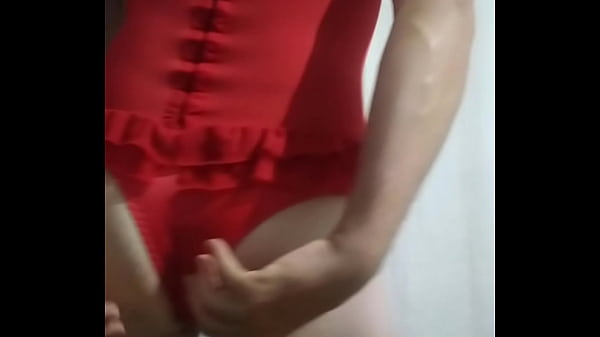 Cdzinha c exibindo de espartilho da esposa enquanto ela toma banho pra ir trabalhar, aproveita pra ser uma puta!!!