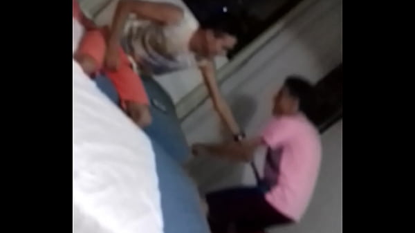 Play MP4 - NEGAO da pika de controle querendo pegar novinho no quarto do hotel