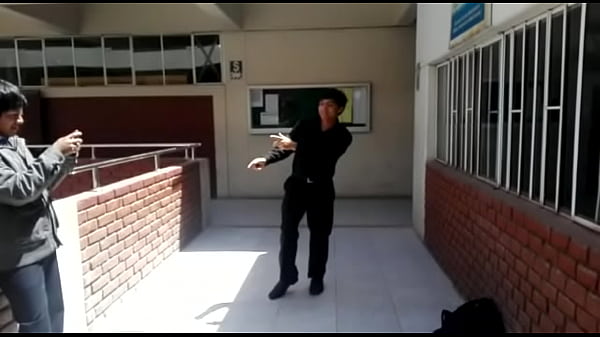bailando para m&iacute_ t&iacute_o por un Alcatel , despu&eacute_s me lo revent&oacute_ pero vali&oacute_ la pena