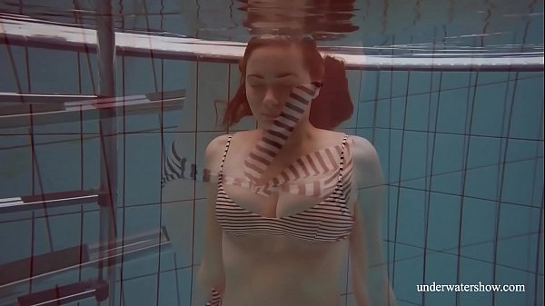 Play MP4 - Brunette with big tits underwater